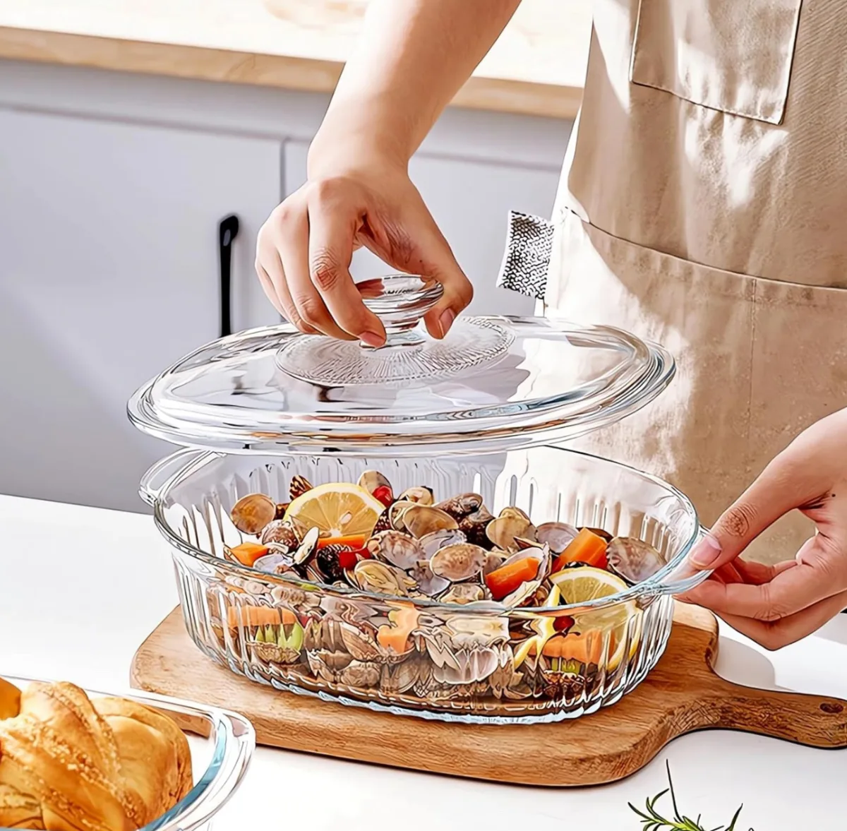 Pyrex  tray bowl with lid