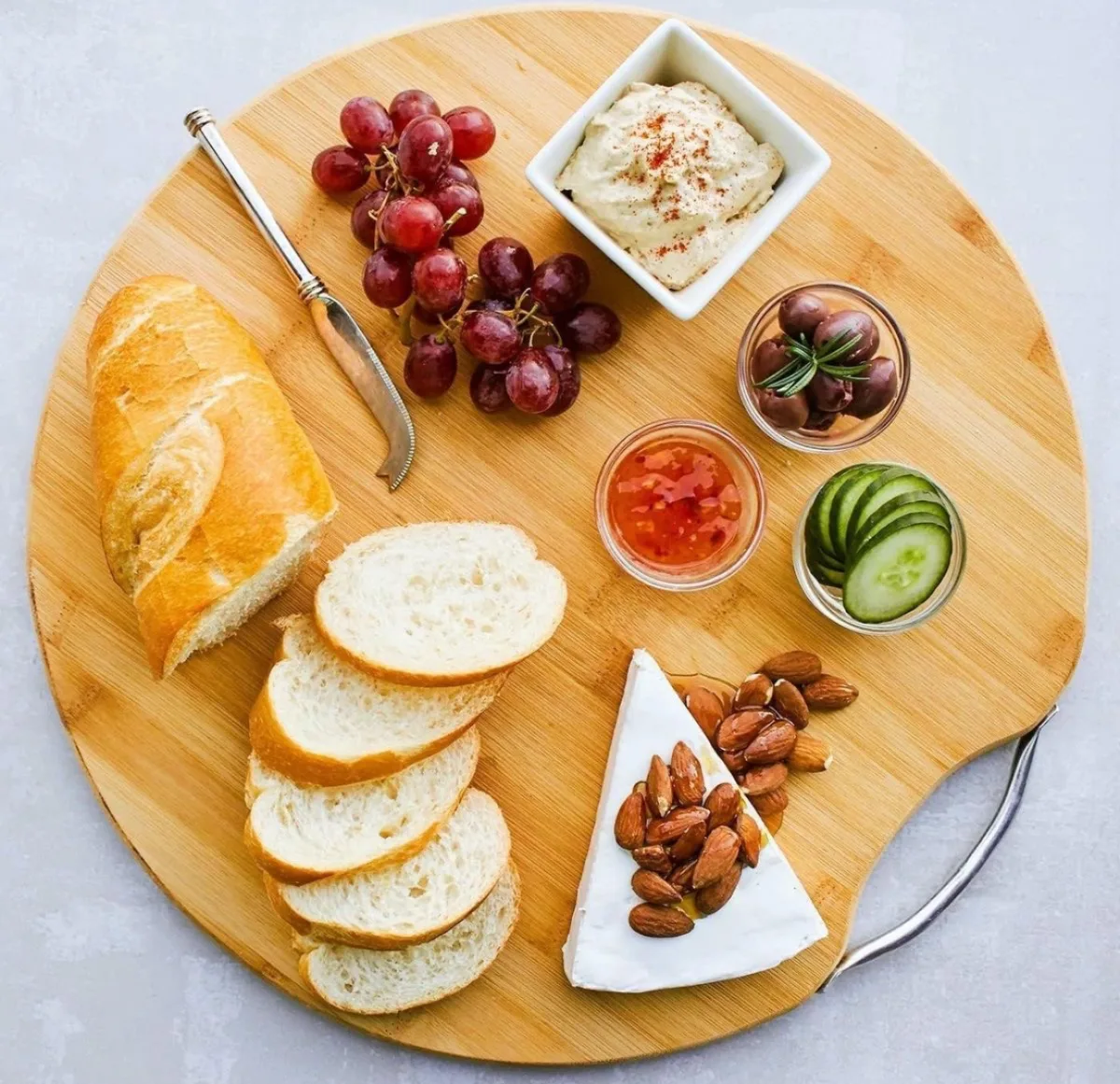 Round chopping board with holder 