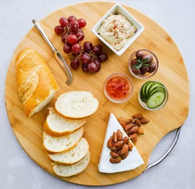 Round chopping board with holder 